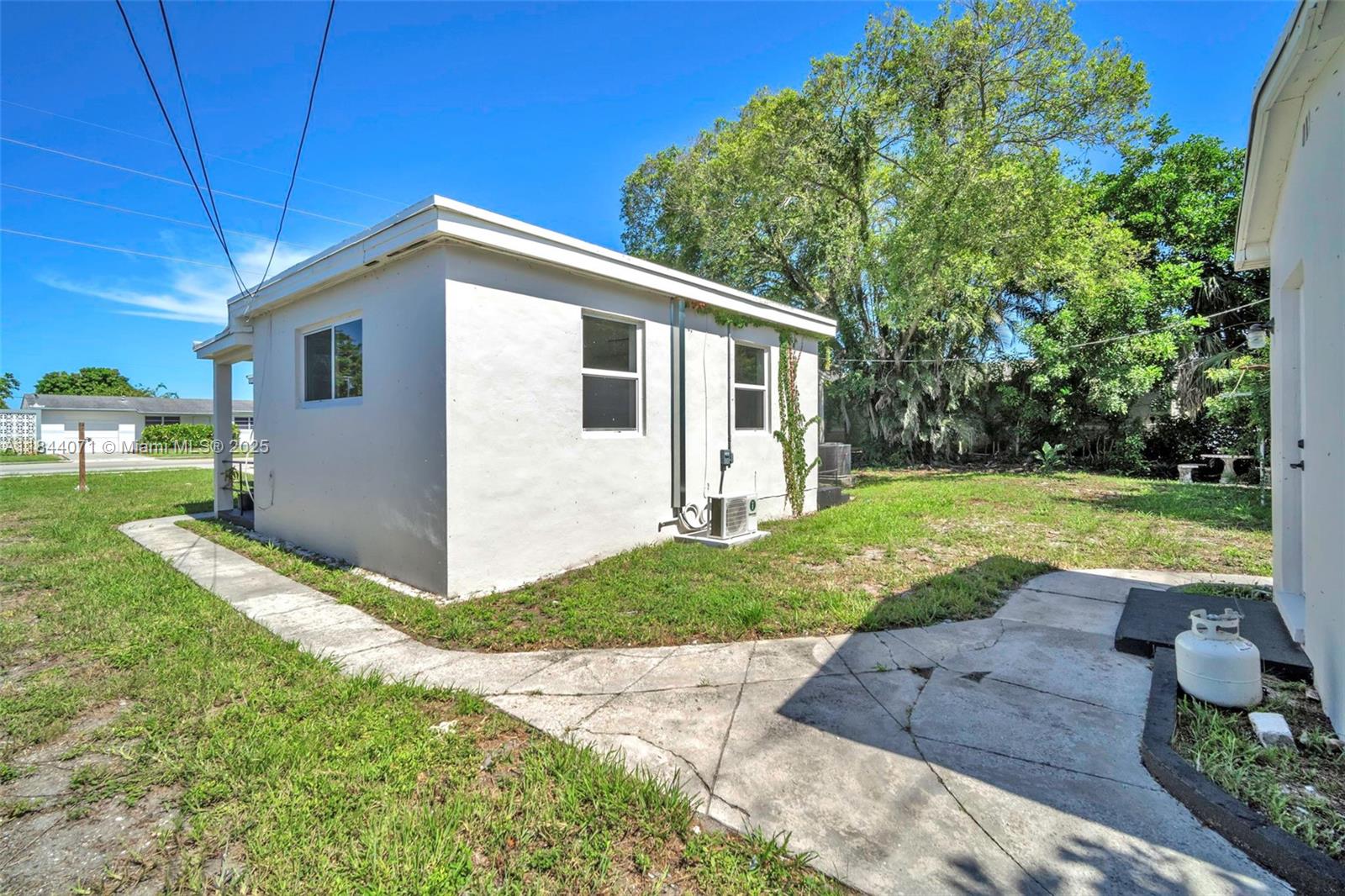 HOLLYWOOD BEACH GARDENS - Residential