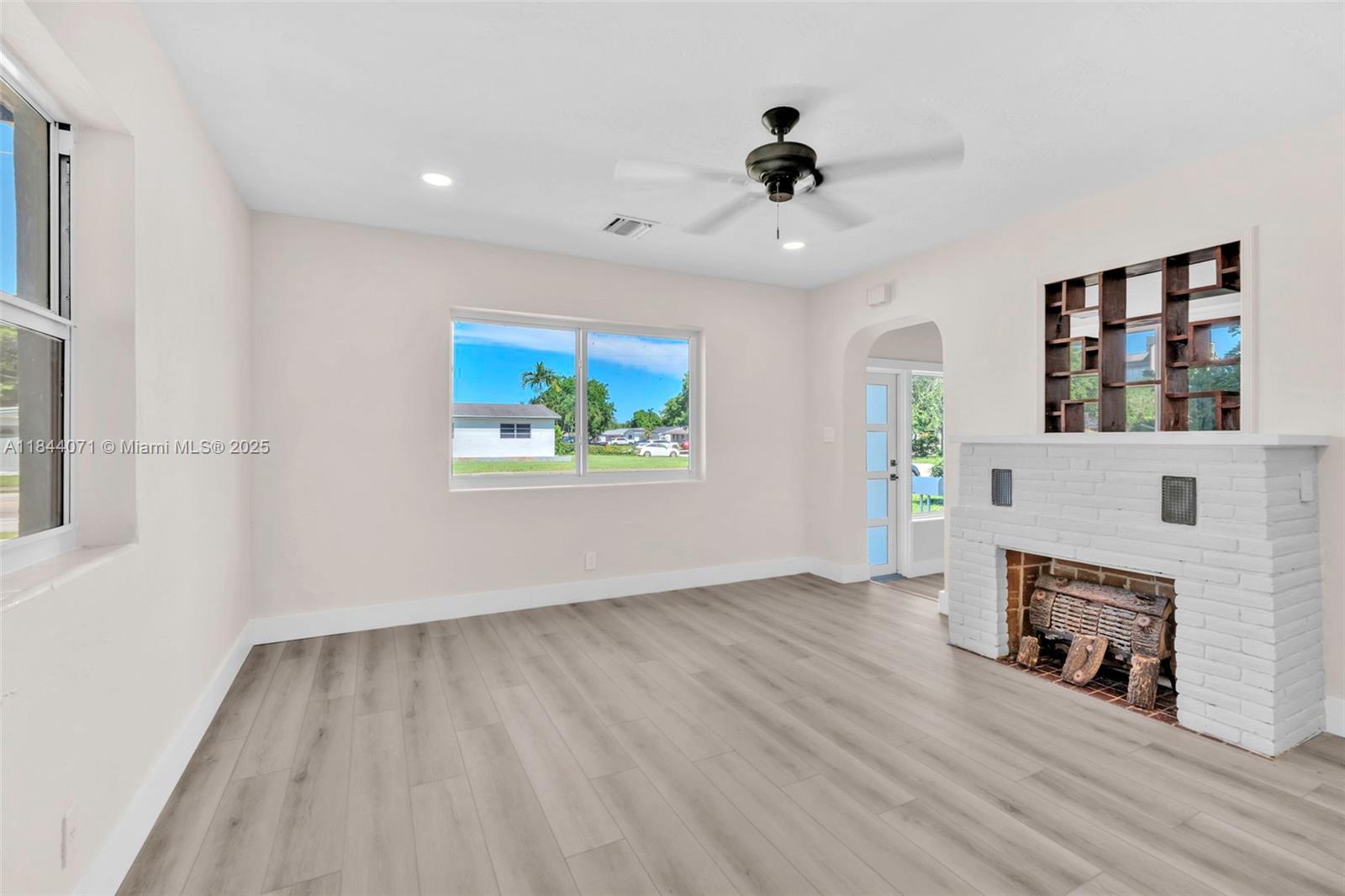 HOLLYWOOD BEACH GARDENS - Residential