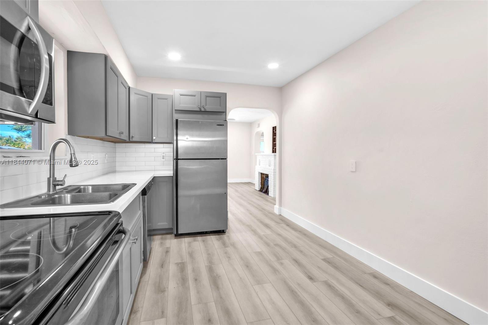 HOLLYWOOD BEACH GARDENS - Residential