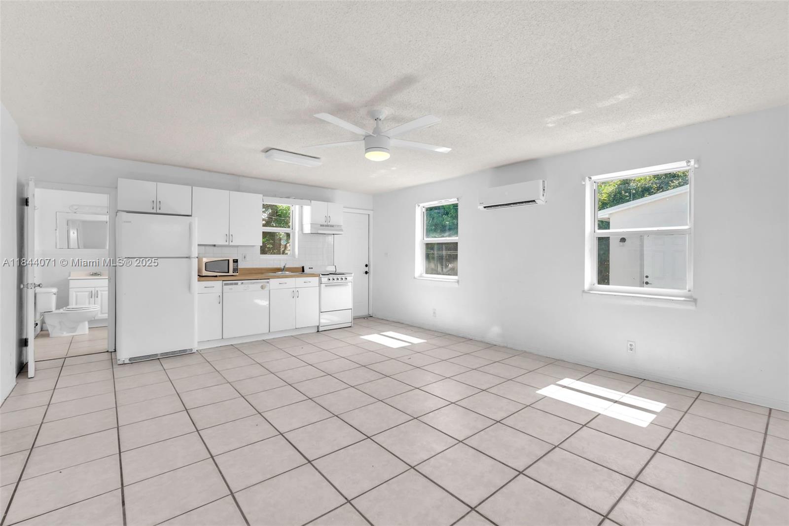 HOLLYWOOD BEACH GARDENS - Residential