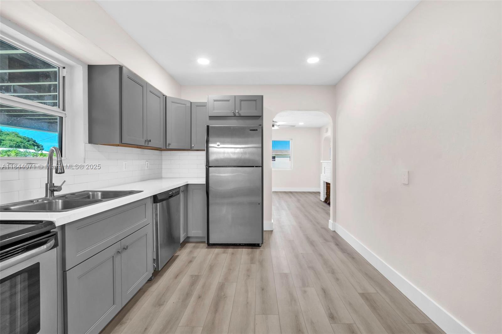 HOLLYWOOD BEACH GARDENS - Residential