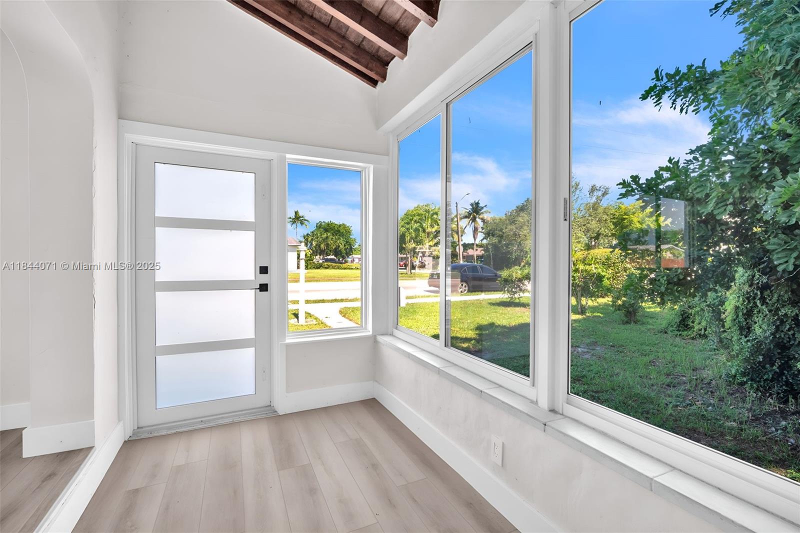 HOLLYWOOD BEACH GARDENS - Residential