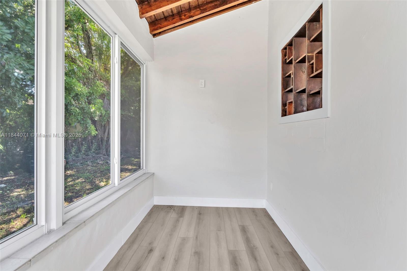 HOLLYWOOD BEACH GARDENS - Residential