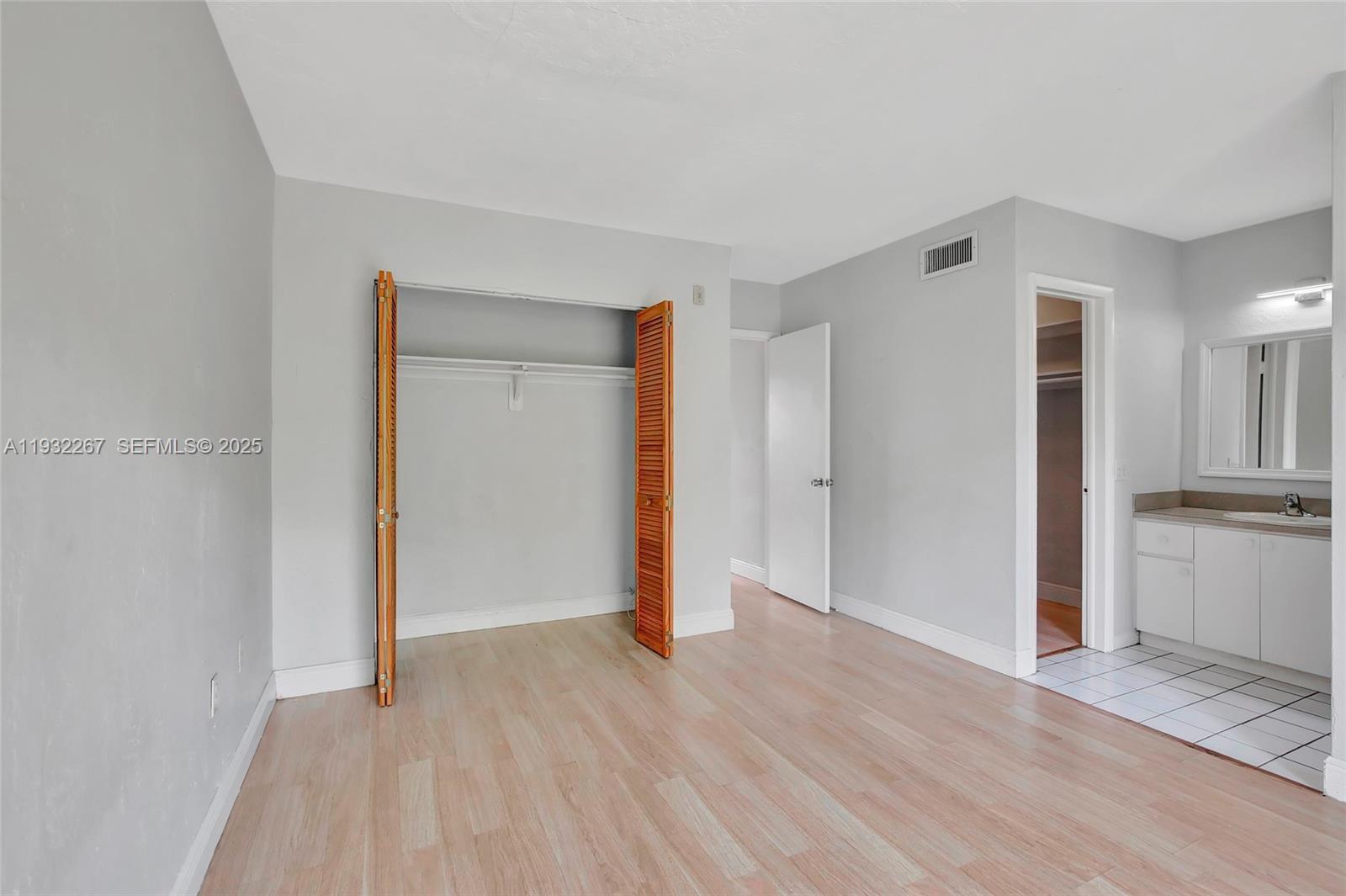 1860 Venice Park Dr 204