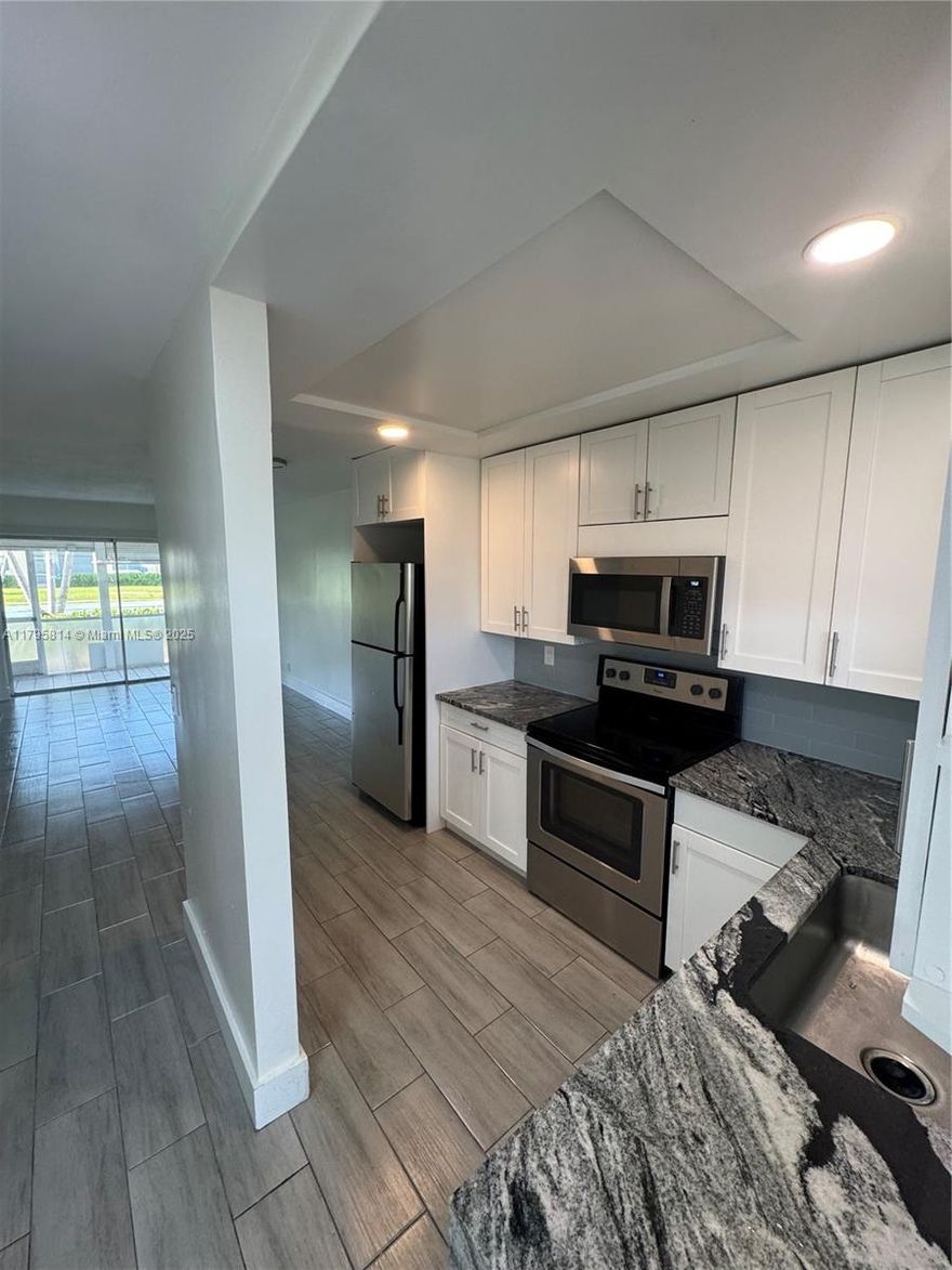Renovated unit 2/2 great unit ready for a new tenant. quick approval