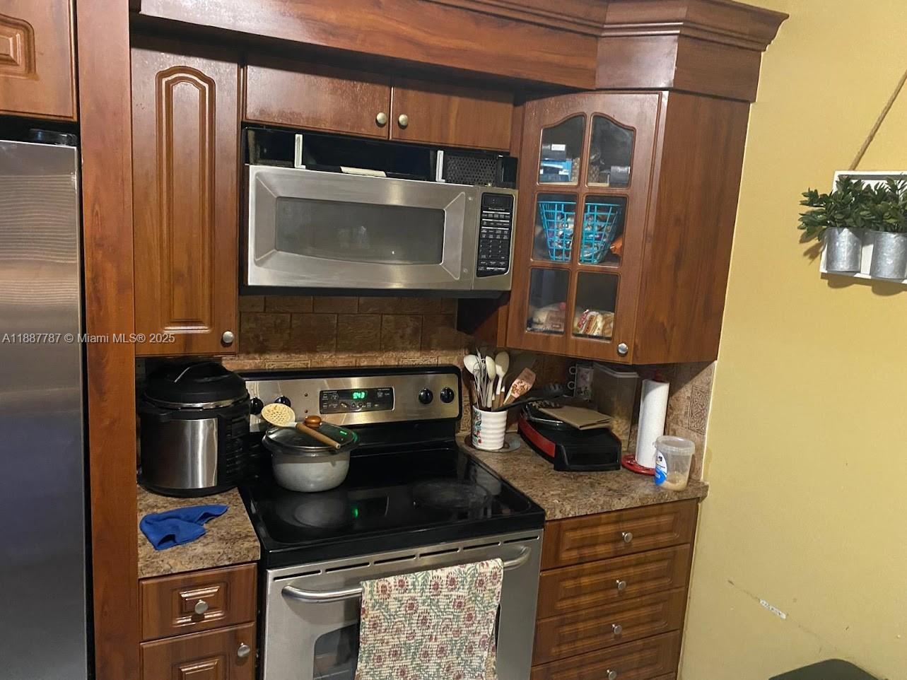 LAKES OF ACADIA UNIT 3 TH - Residential Lease