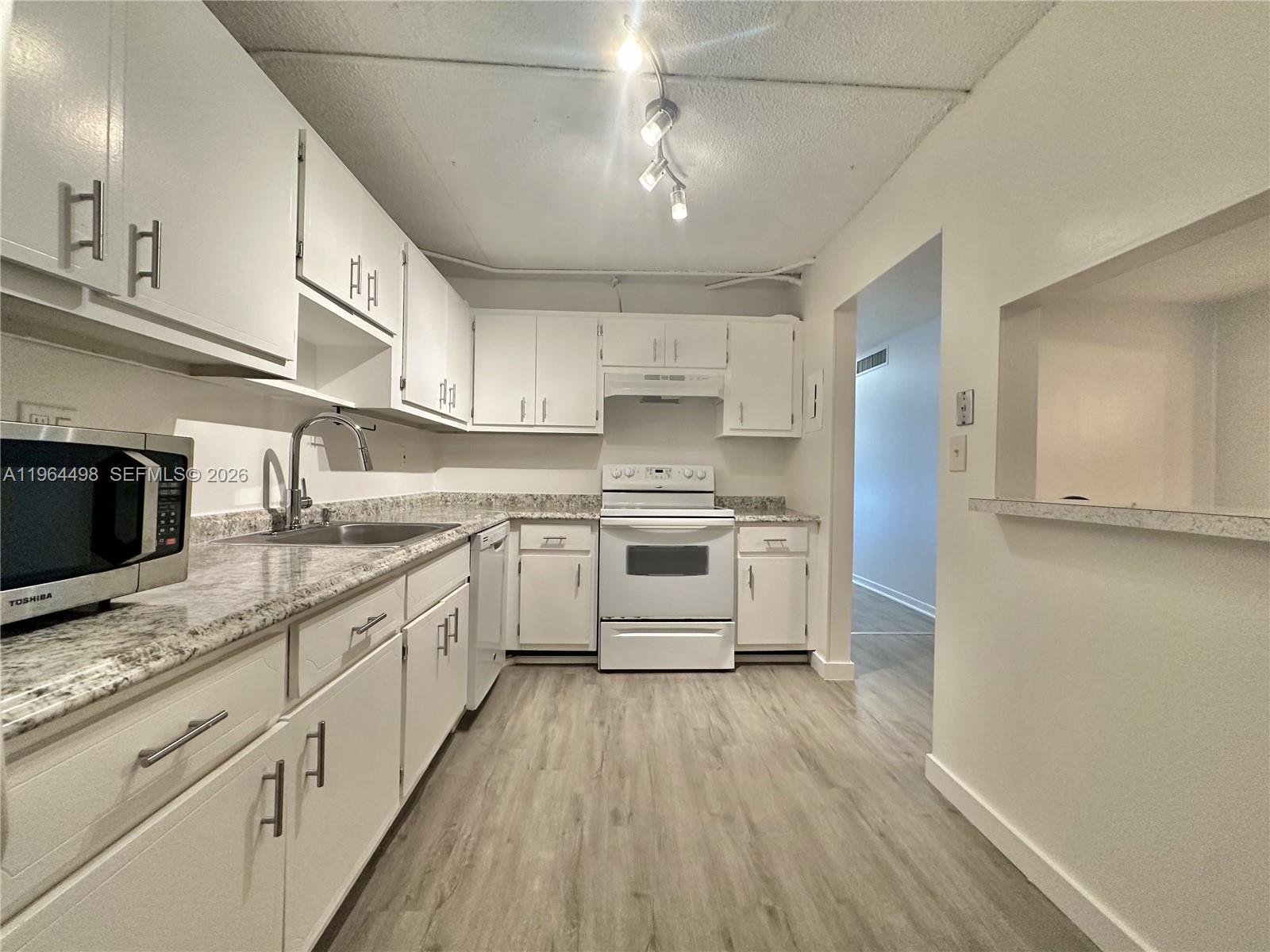 THREE HORIZONS NORTH COND - Residential