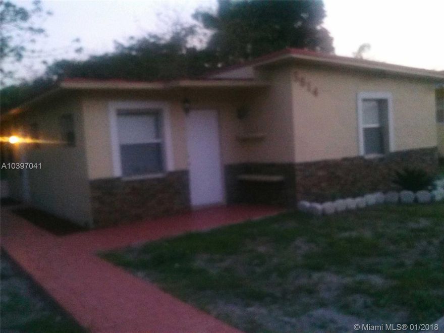 Beautifully renovated Front Unit of central Hollywood Duplex. New kitchen, baths , washer dryer in unit.Ready for qualified tenant. Quiet neighborhood. Great landlords. do not disturb rear tenant please. Front parking by unit for UP to 2 cars. Good credit , references required.2 security plus 1st, last.
May add wardrobe for closet in guest bdrm
**FAST approval when ALL docs provided. . Pets considered with non-refundable deposit and pet interview**