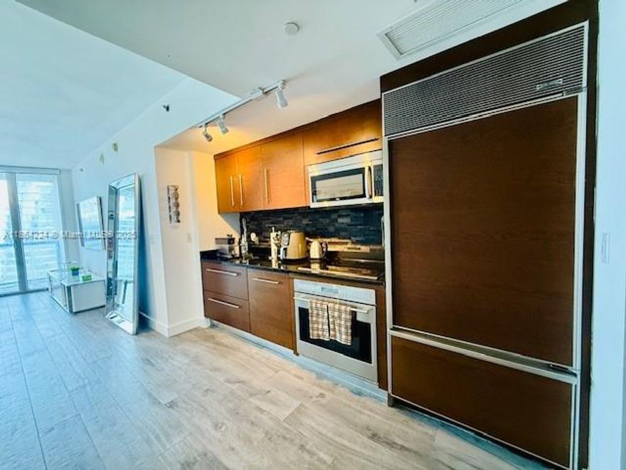 Luxury fully furnished studio at Icon Brickell. Experience upscale living in this gorgeous apartment located on the 49th floor with breathtaking views of the Miami River and Downtown Miami right from your private balcony. This residence places you at the heart of Miami's vibrant lifestyle with easy access to Miami Beach, top-rated restaurants, and entertainment venues. Step outside and walk to Brickell City Center, Whole Foods and the best of Brickell living. Icon Brickell offers unmatched 5-star amenities including stunning infinity-edge pool- the longest in the area, full service spa and fitness center, 24-hour concierge and valet service, media room, on-site dining and more.
Whether you are looking for a perfect Miami home or a strong investment property, this studio has it all.
