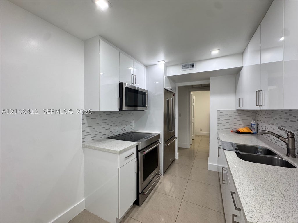 Photo of 4200 Hillcrest Dr #604, Hollywood, FL 33021 (MLS # A12108412)