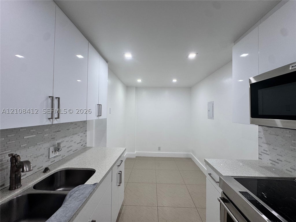 Photo of 4200 Hillcrest Dr #604, Hollywood, FL 33021 (MLS # A12108412)