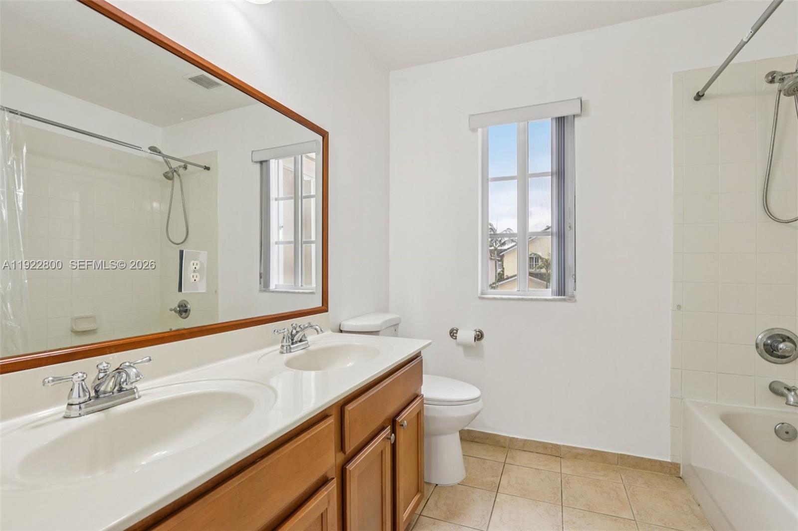 MANDARIN LAKES - Residential