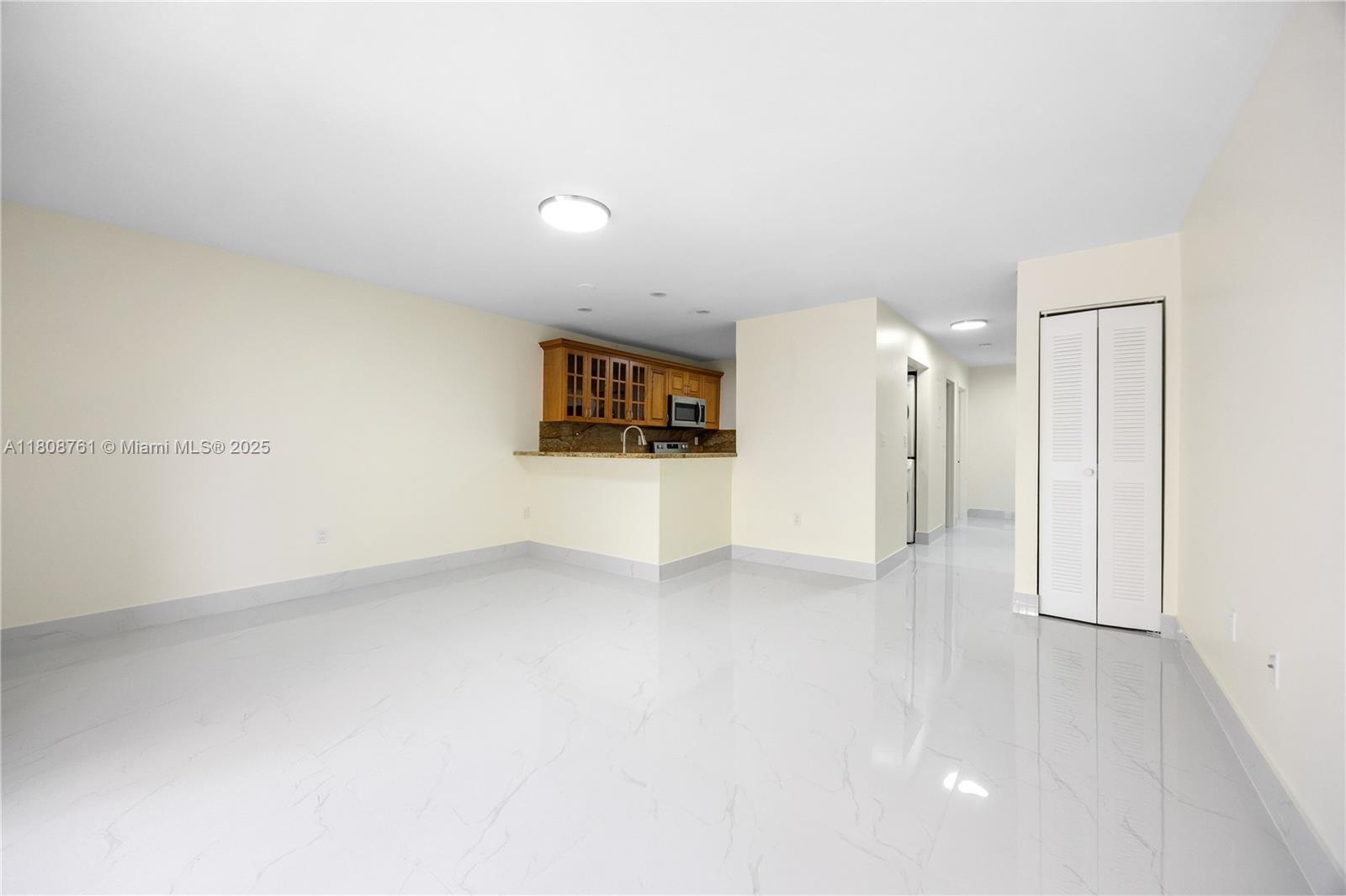 2427 W 52nd Pl 5-1, Hialeah, Miami-Dade County, Florida - 3 Bedrooms  
2 Bathrooms - 