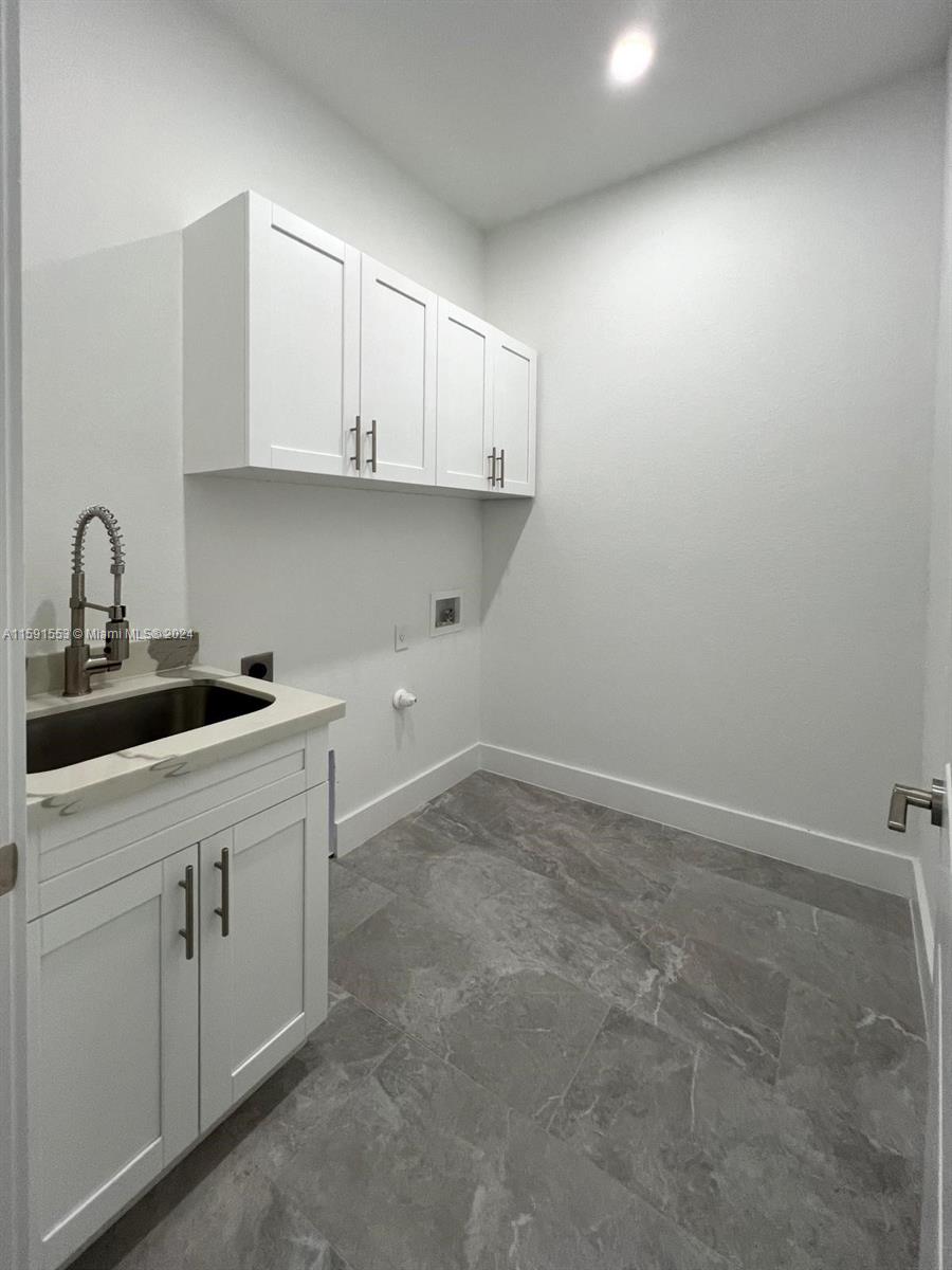 1209 NE 11th St - Residential