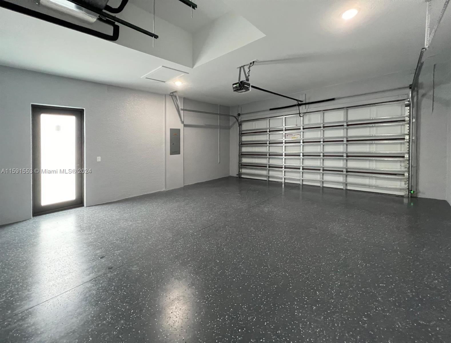 1209 NE 11th St - Residential