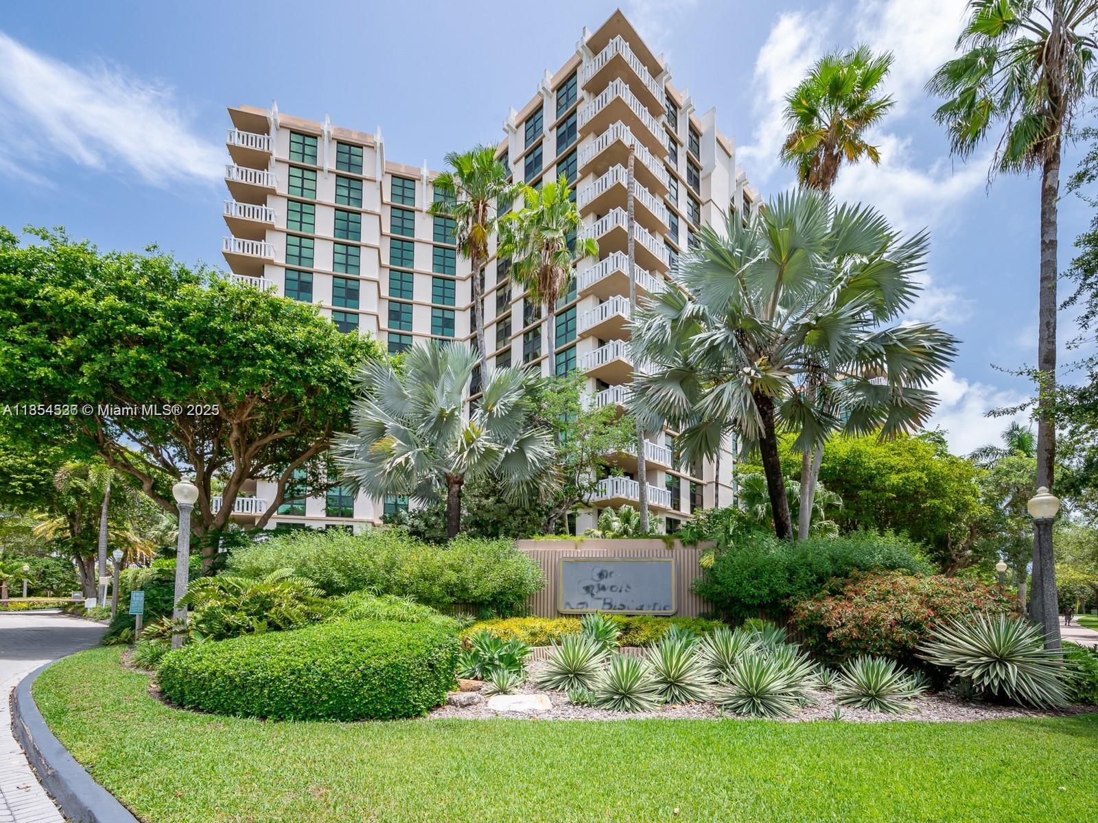 Remarkable building beach front in Key Biscayne. Ample unit tasted remodeled.Building has one of the best restaurant on the Key.Great for a family or a couple desiring a peaceful and private enjoyable life steps from the Beach. Gym, Pool with bathroom in common areas. Impact windows.