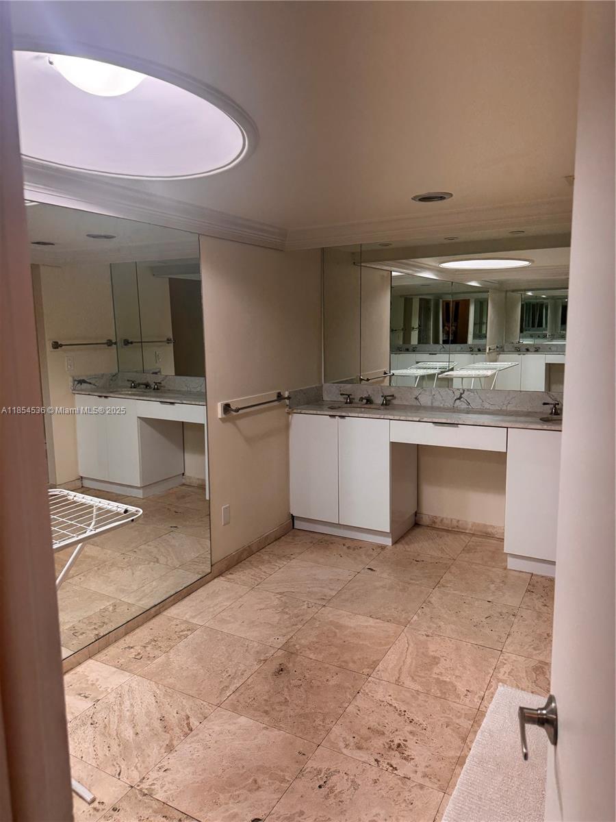 TOWERS OF KEY BISCAYNE CO - Residential Lease