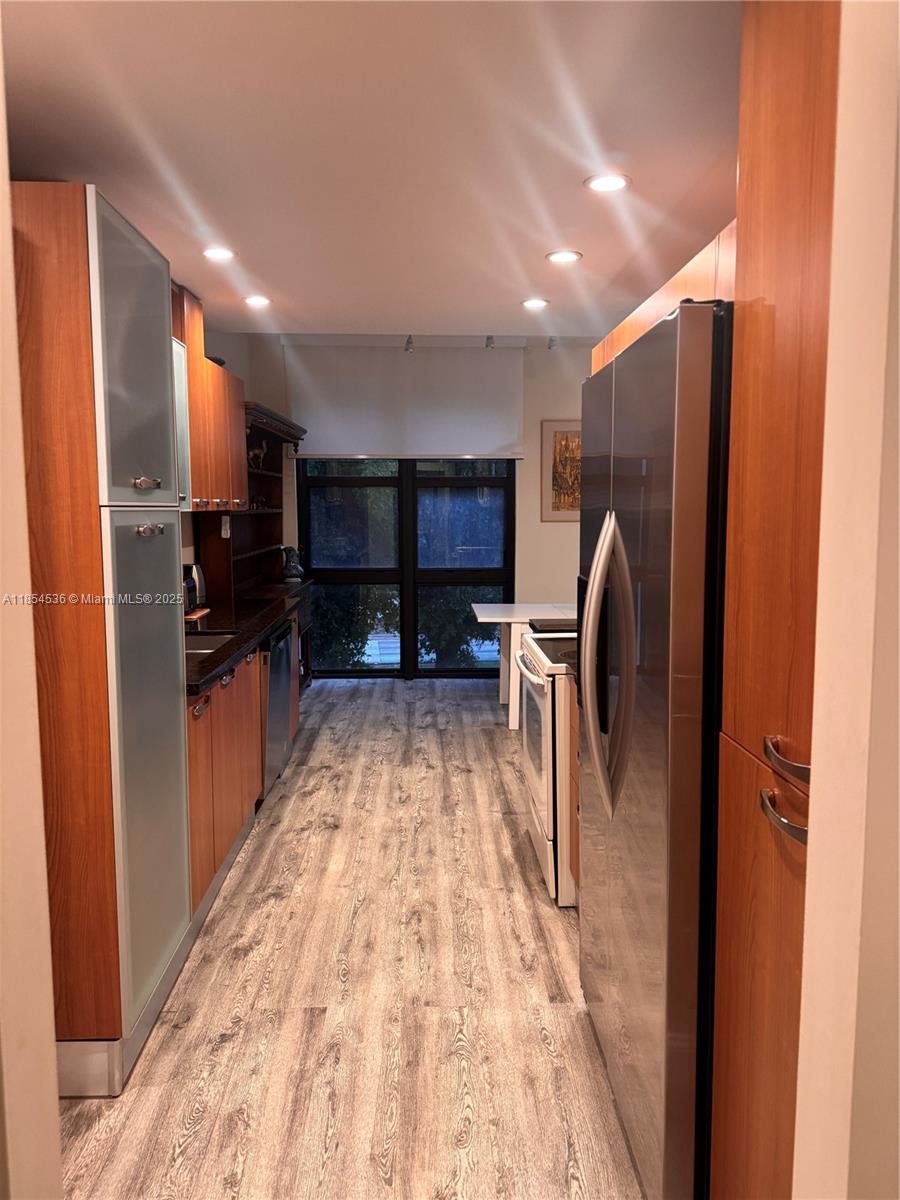 TOWERS OF KEY BISCAYNE CO - Residential Lease