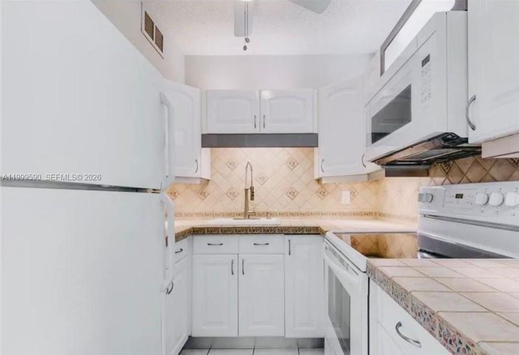 Photo of 1012 SW 11th St #7N, Hallandale Beach, FL 33009 (MLS # A11999590)