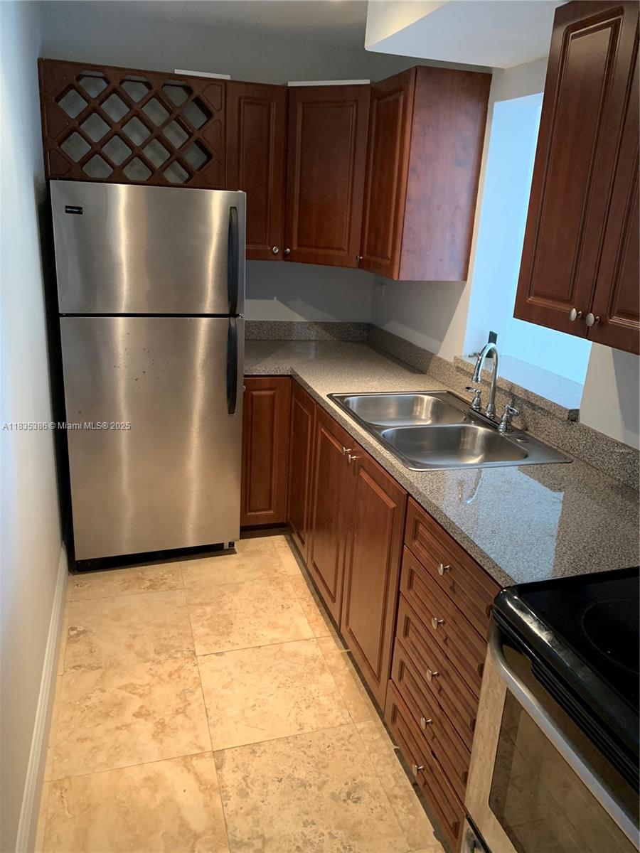 Beautiful 1 bedroom/1 bathroom located Just minutes from major highways I-95, 836, Airport,
Jackson Memorial Hospital, University of Miami hospital (UMH), Courthouse, Downtown Miami, Brickell and a quick
highway drive to South beach. Laundry room on every floor and pool on the river side with spectacular breath-taking views. Landlord is open to only 1st month and security deposit with approved credit and
depending on overall application.