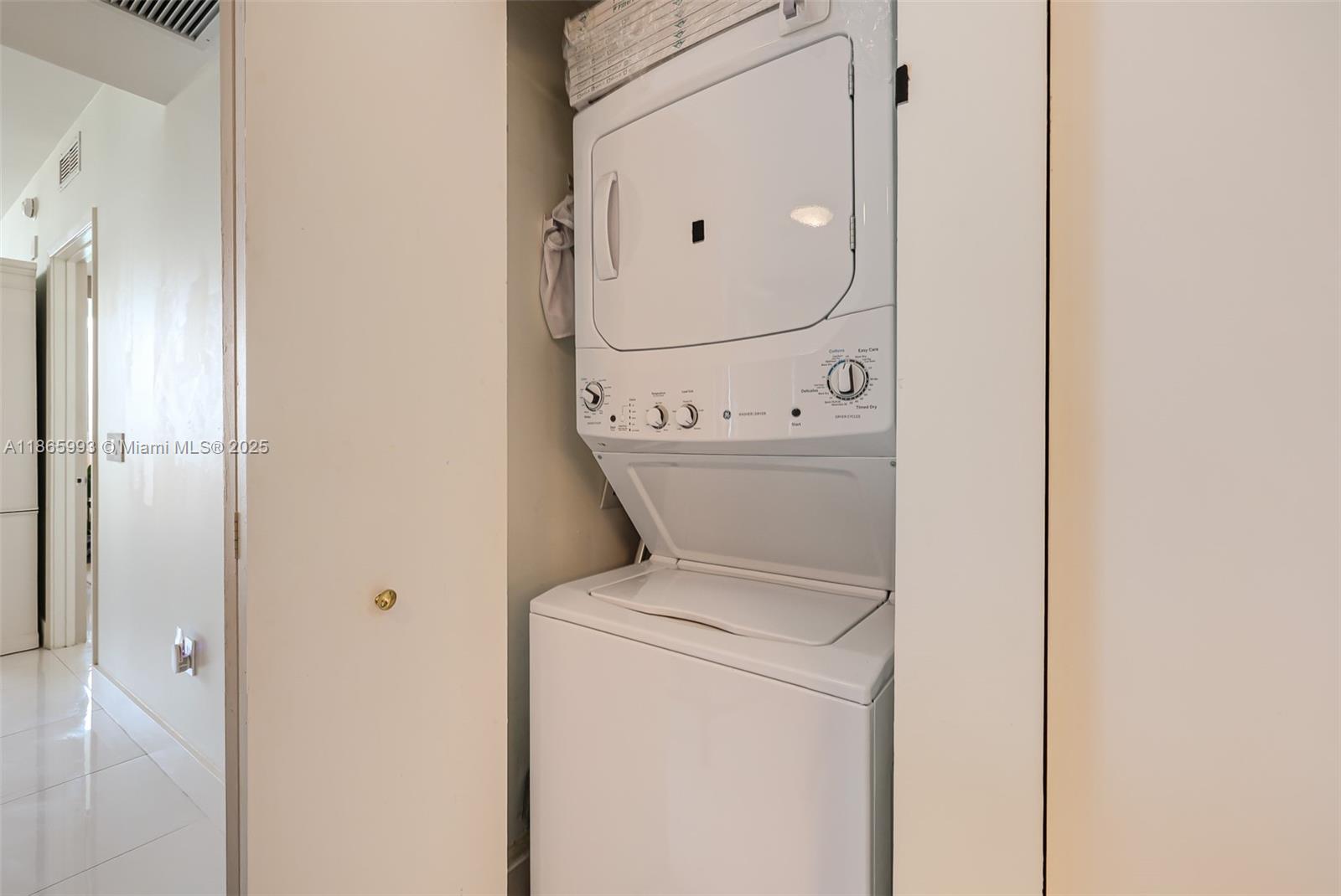 ICON BAY CONDO - Residential