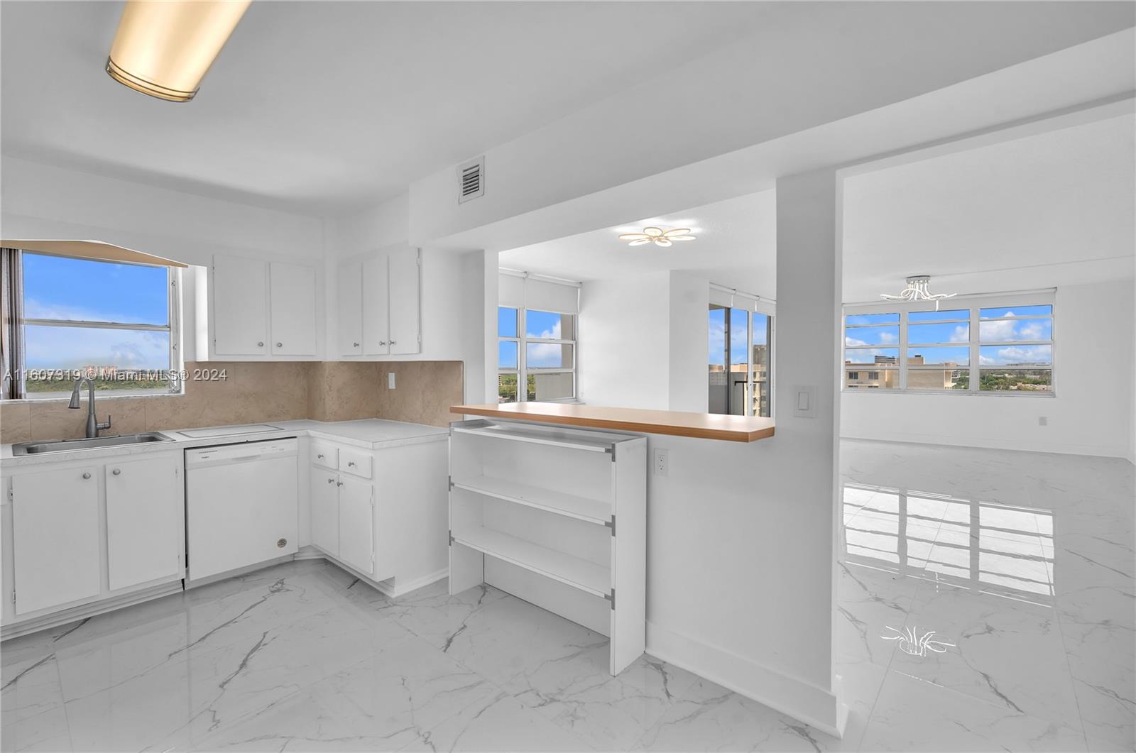 COMMODORE PLAZA CONDO - Residential