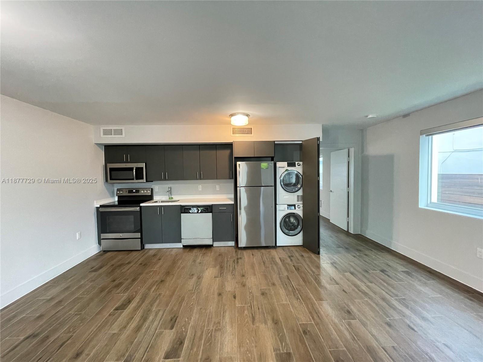This large one-bedroom apartment showcases an attractive one wall kitchen with brushed bronze details. The apartment has wood tile flooring throughout with modern light fixtures. The bedroom is adequate for a twin-sized bed and has a shared balcony. Being a corner unit, this apartment is filled with light!
Depot Michigan offers many amenities including:
Wood tile flooring
Washer/dryer in-unit
Newly renovated with stainless steel appliances
LED lighting
Central A/C
Ample street parking
Controlled access gates
Water, sewer, and trash included in rent
Bike racks available in central courtyard
Beautiful tropical landscaping
Pet friendly, restrictions and fees apply