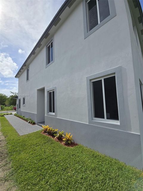 Townhouse in Miami FL 22460 124 CT 3.jpg