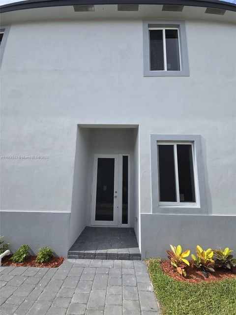 Townhouse in Miami FL 22460 124 CT 1.jpg