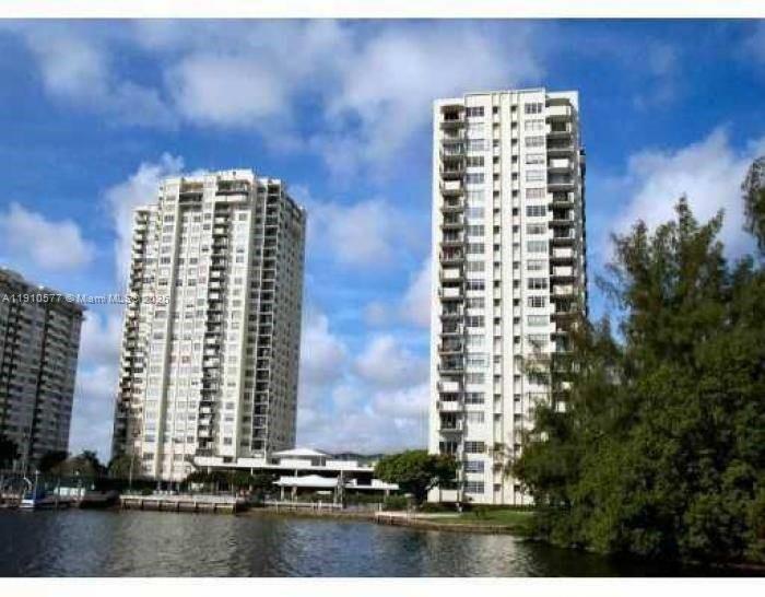 COMMODORE PLAZA CONDO - Residential