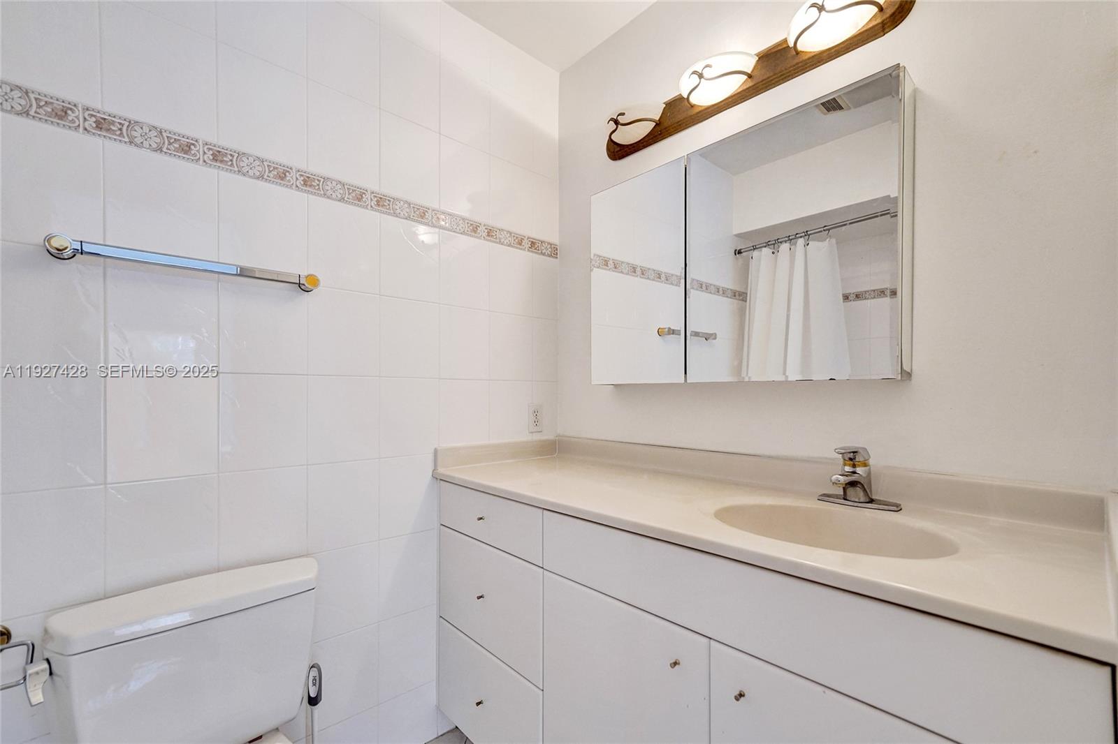 TOWNHOUSES OF EMERALD HIL - Residential