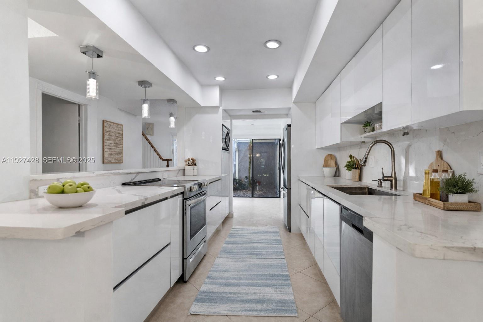 TOWNHOUSES OF EMERALD HIL - Residential