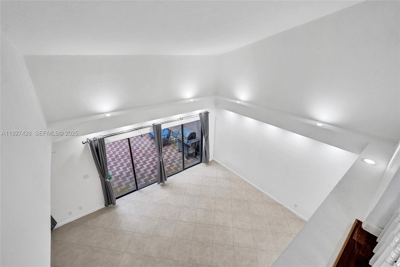 TOWNHOUSES OF EMERALD HIL - Residential