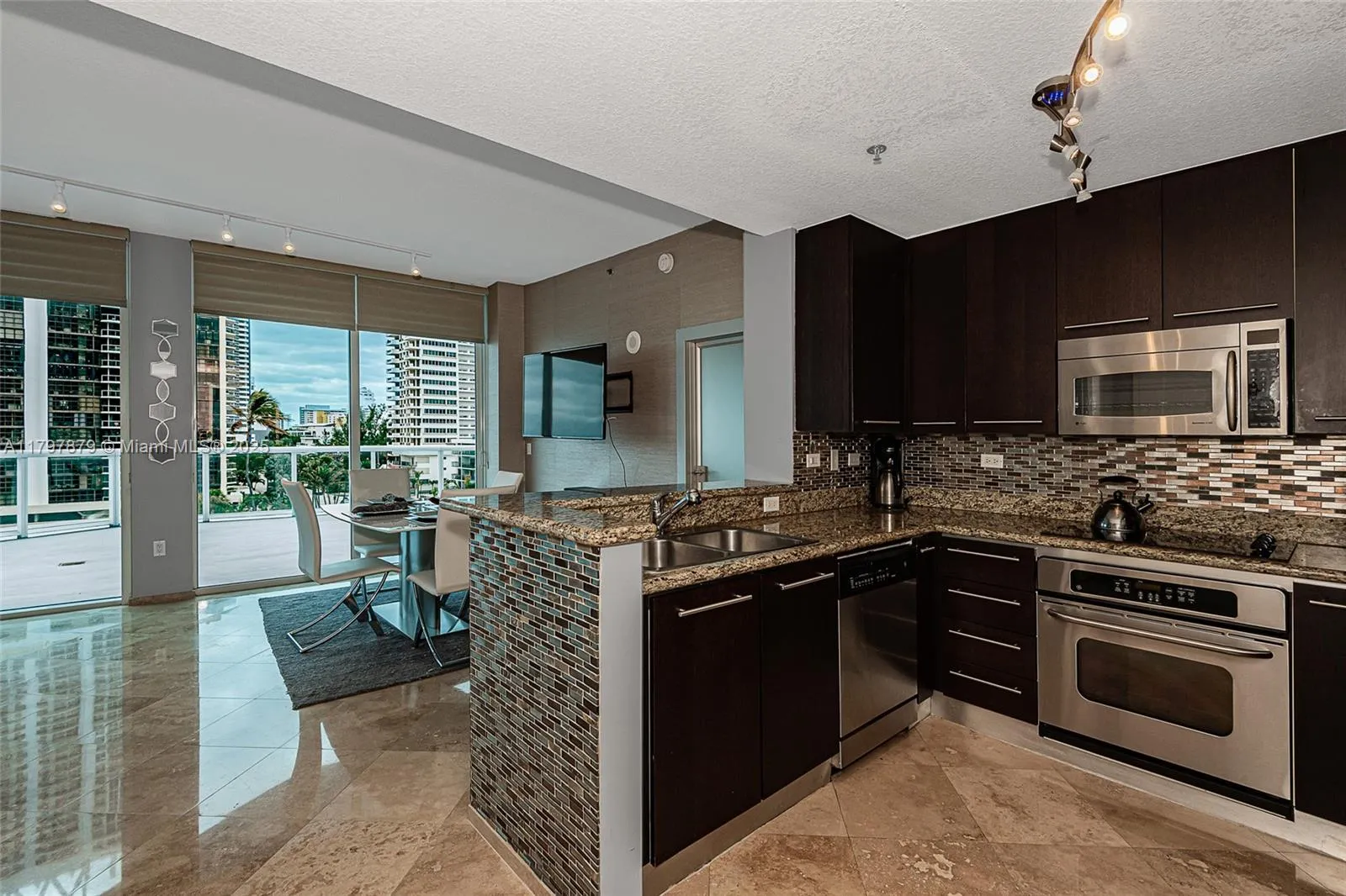 Miami Beach, Florida 33141, United States, 1 Bedroom Bedrooms, ,2 BathroomsBathrooms,Residential,Active,125220