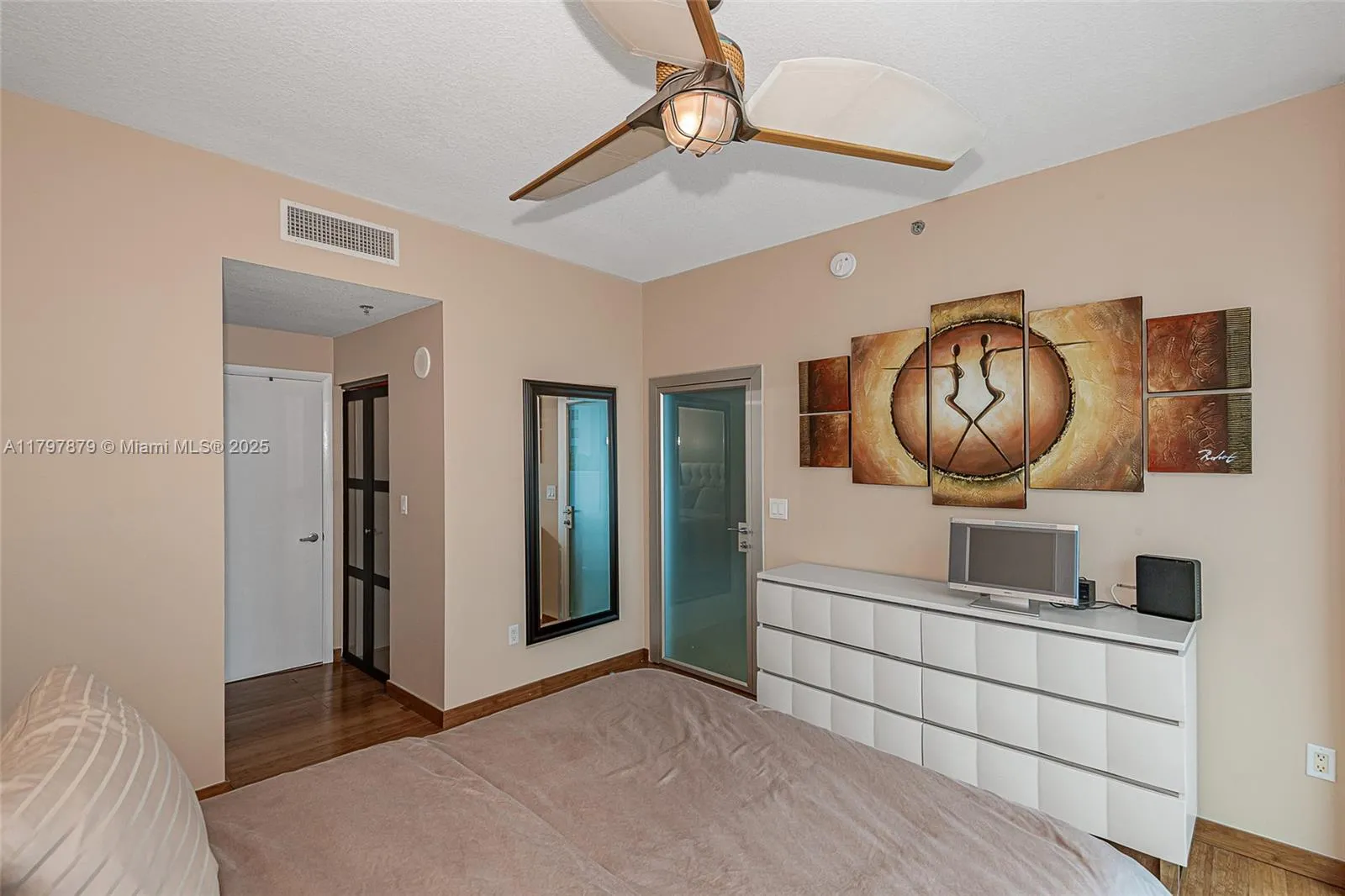 Miami Beach, Florida 33141, United States, 1 Bedroom Bedrooms, ,2 BathroomsBathrooms,Residential,Active,125220