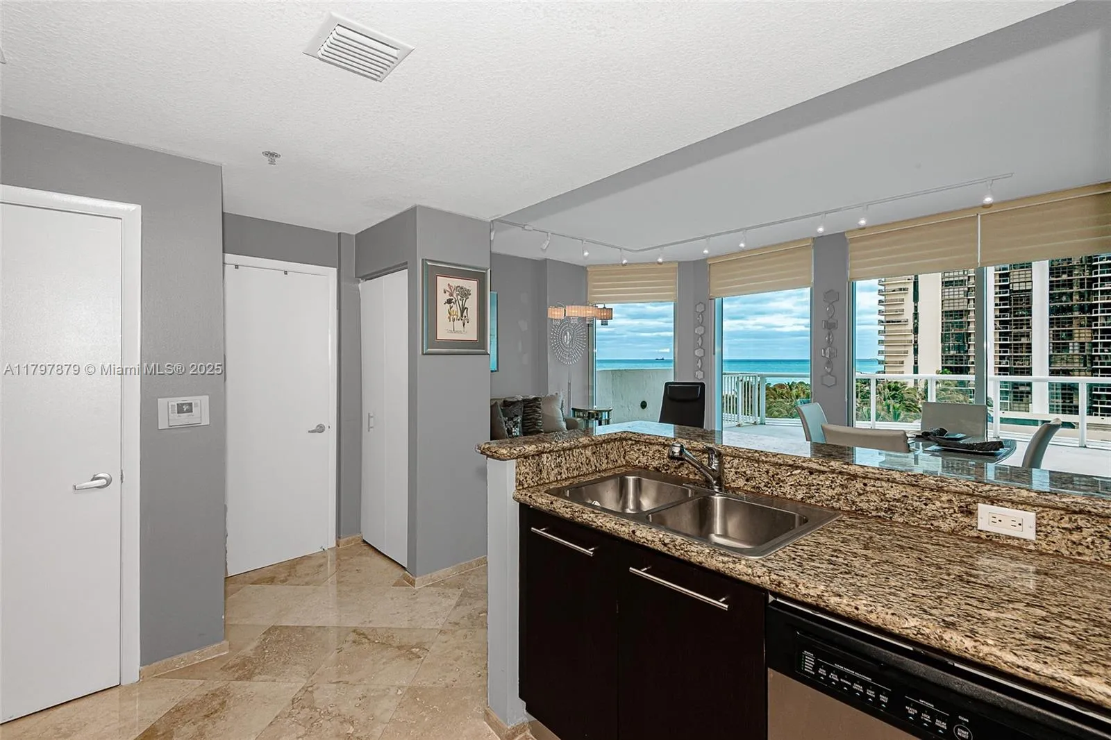 Miami Beach, Florida 33141, United States, 1 Bedroom Bedrooms, ,2 BathroomsBathrooms,Residential,Active,125220