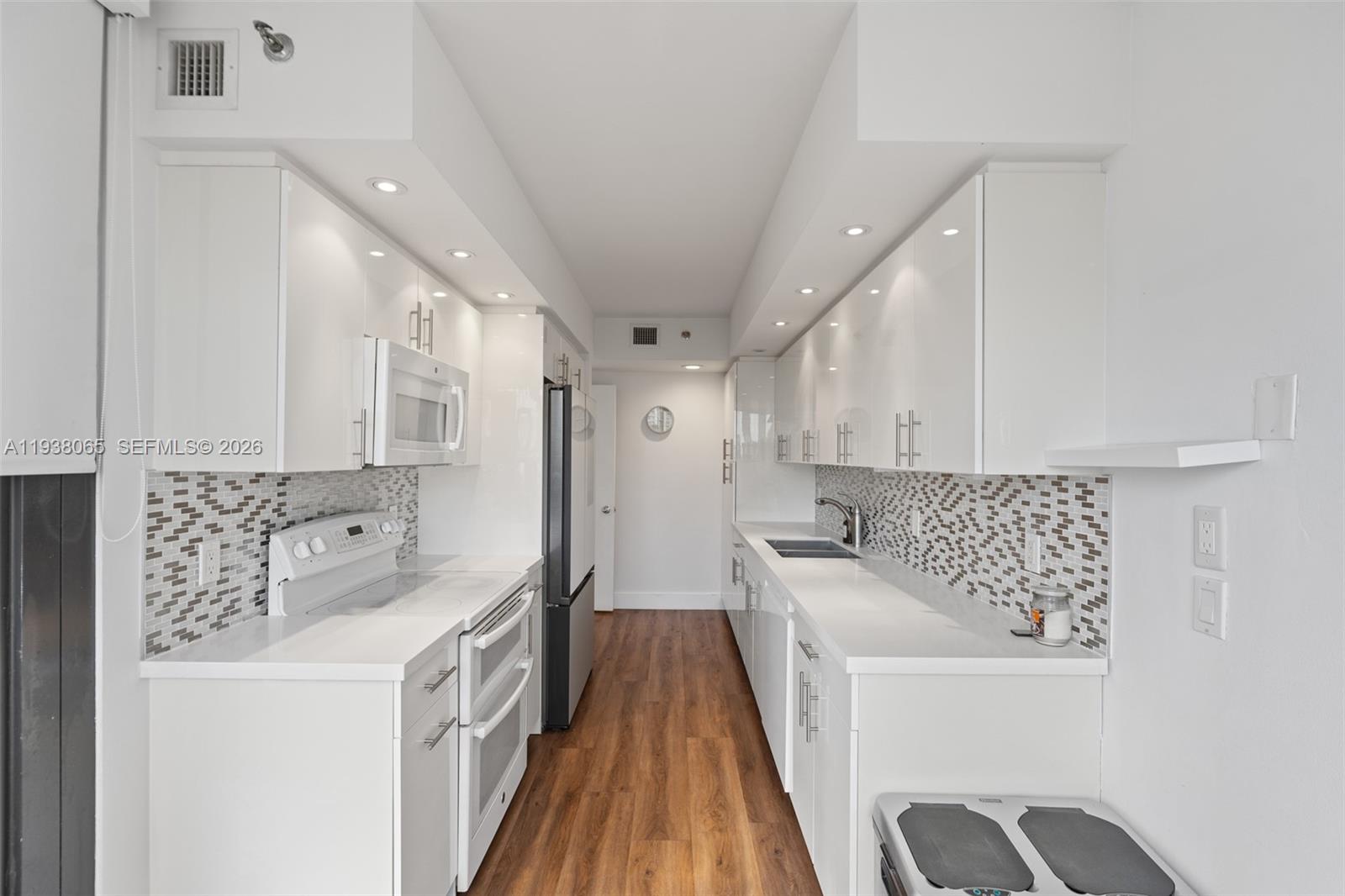 1000 ISL BLVD WILLIAMS IS - Residential