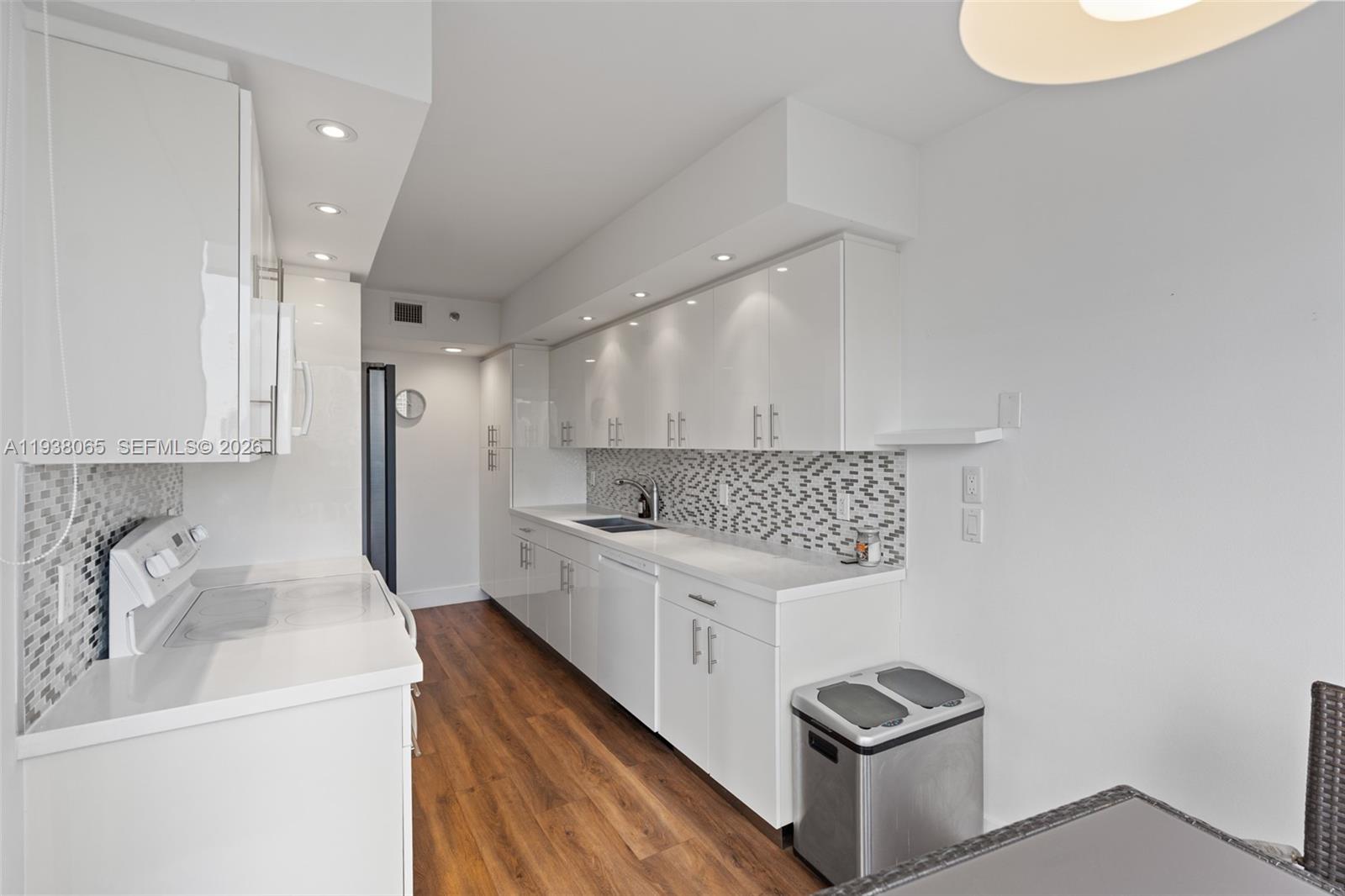 1000 ISL BLVD WILLIAMS IS - Residential