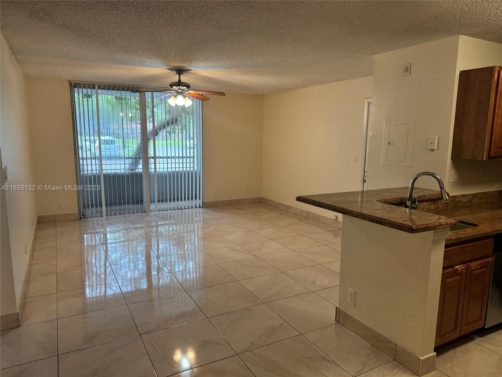 BEAUTIFUL 1 BED / 1 BATH CONDO WITH WASHER AND DRYER IN THE UNIT