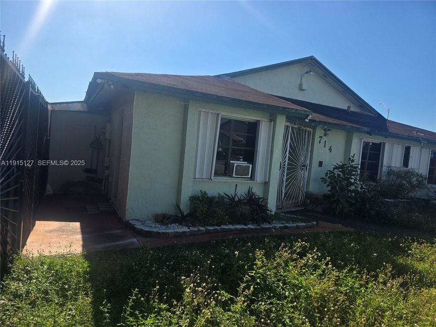 Prime location effice/studio/room in great location. Close to shopping center, 8 street, FIU, Palmetto Expressway, Florida turnpike and Dolphin Expressway. Include water and electricity. Maximum for two people. 
The $900.00 is for one person, if it two person then it will be $1000