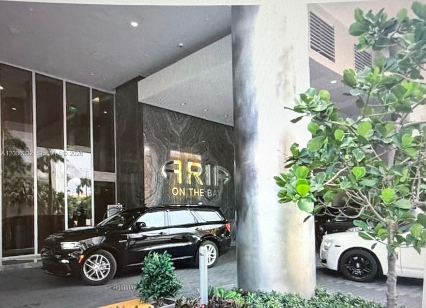 Beautiful Condo, Upgraded glass shower.  Unit has a bay view fitness center, bay front pool & cabanas, indoor & outdoor bars. 1 valet space.