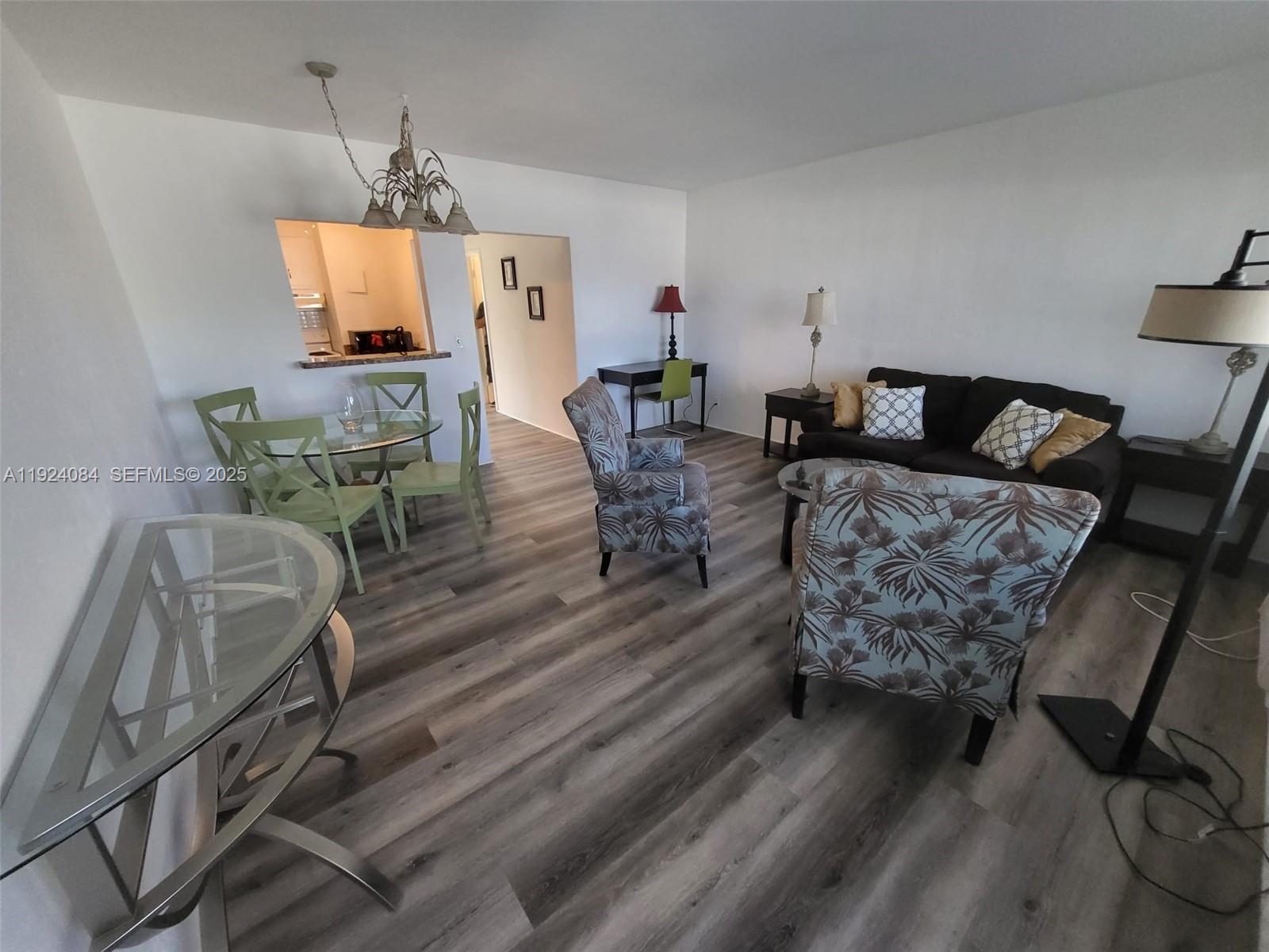 PASADENA GARDEN APARTMENT - Residential