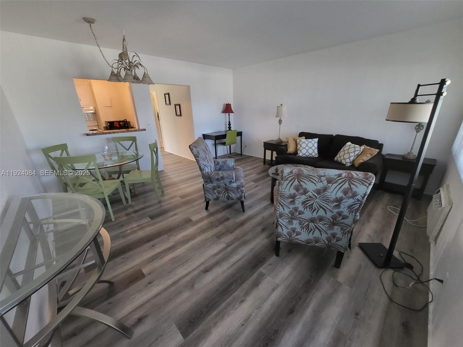 PASADENA GARDEN APARTMENT - Residential