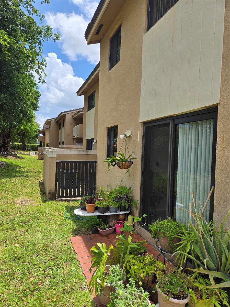 Rental Property at 15421 Sw 80 St 205, Miami, Broward County, Florida - Bedrooms: 1 
Bathrooms: 1  - $1,900 MO.