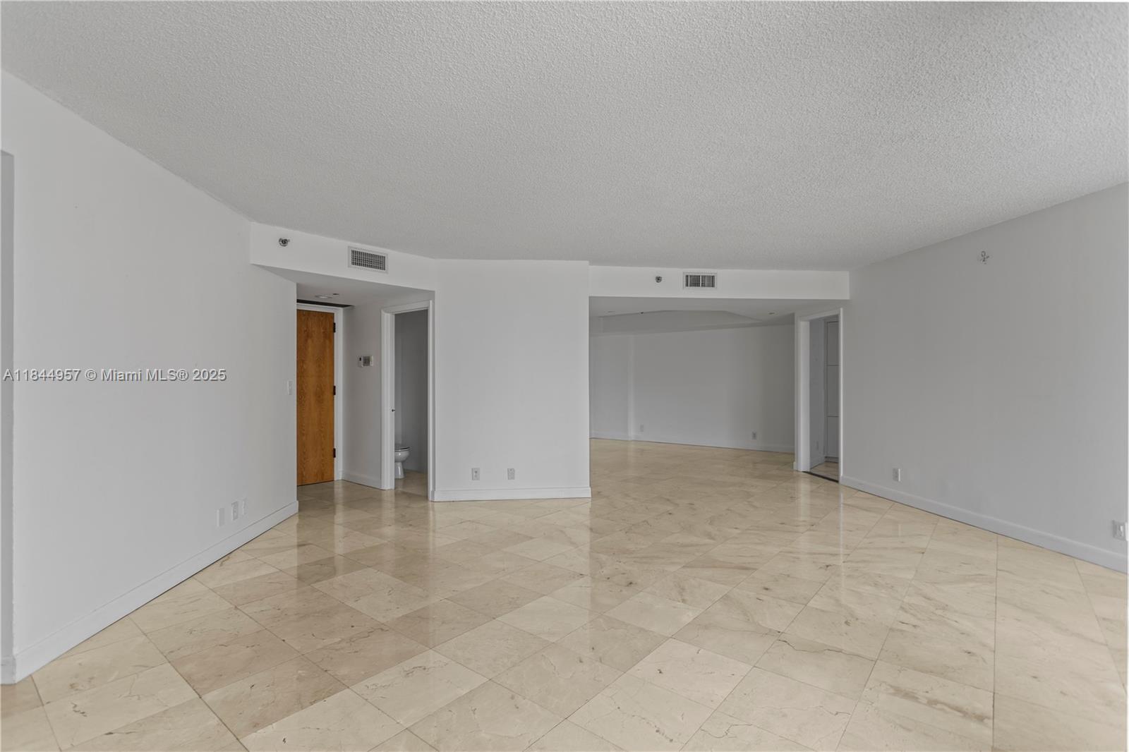 20185 E Country Club Dr 502