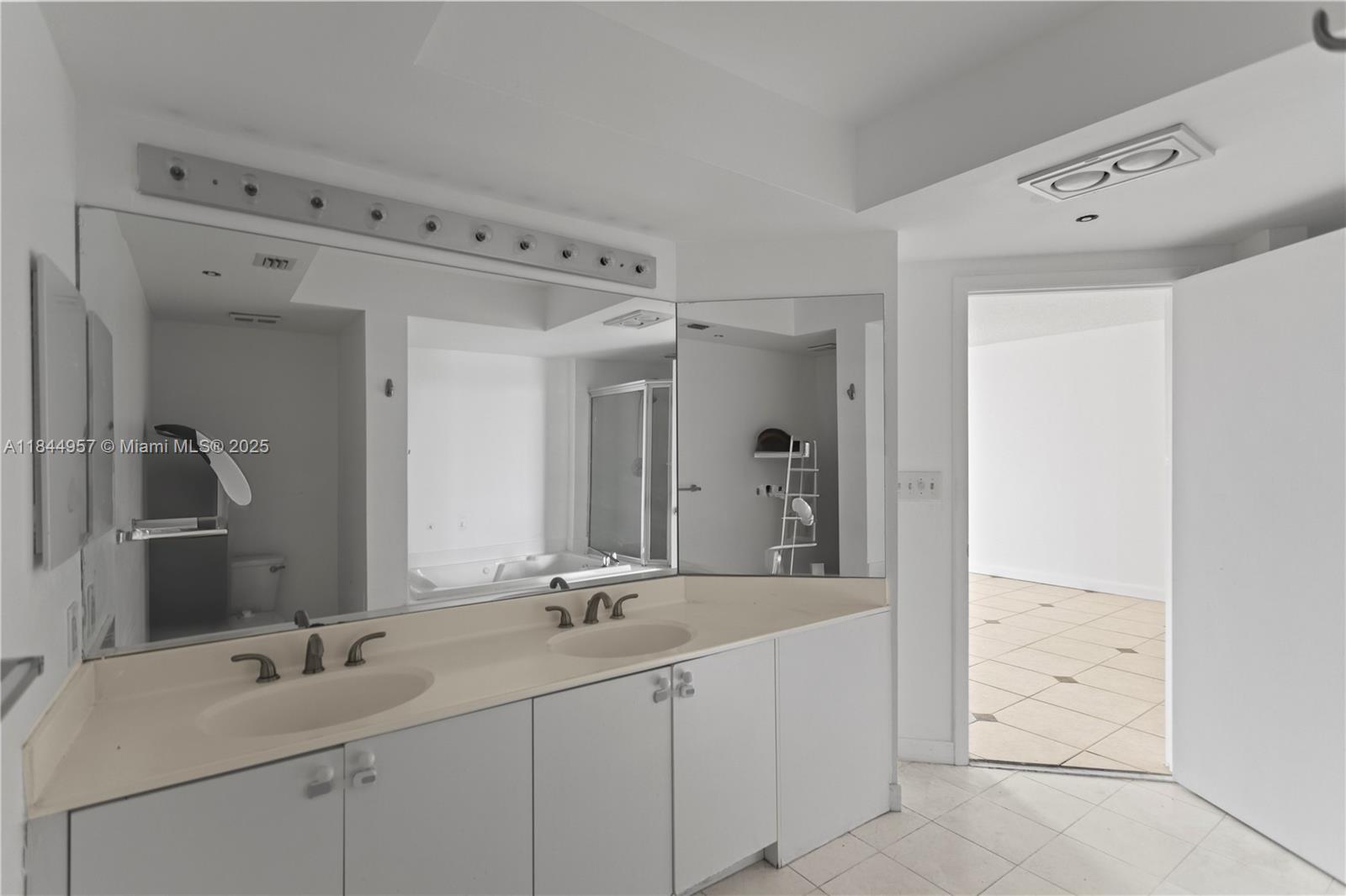 THE LANDMARK CONDO - Residential