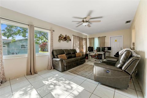 Single Family Residence in Tamarac FL 7609 72nd Ave Ave 14.jpg