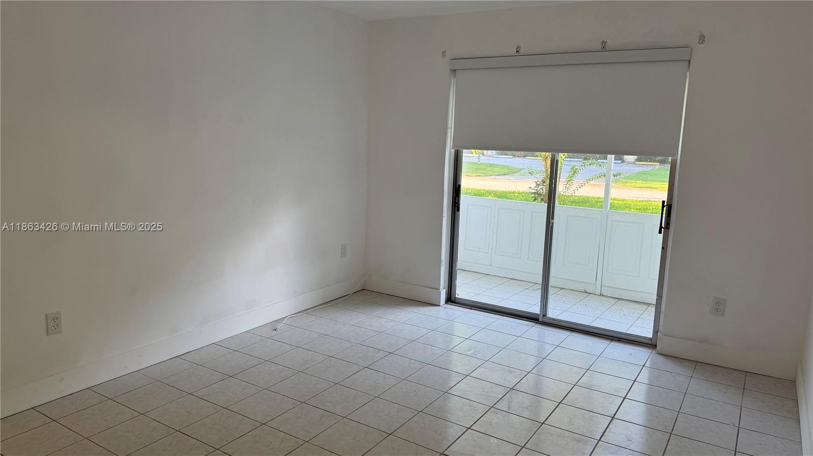 BEAUTIFUL, VEY SPACIOUS 1/1 ON THE 1st FLOOR. NEWER PARQUE FLOORS THRUOUT THE UNIT, INSTALLED LAST YEAR. NEWER STAINLESS STEEL APPLIANCES. EAT-IN KITCHEN. LARGE BEDROOM. SCREENED IN BALCONY. LOCATED WITHIN WALKING DISTACE TO AVENTURA MALL. TRANSPORTATION AND MORE.