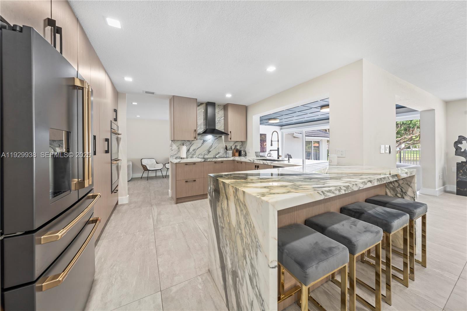 MIAMI LAKES-LAKE GLENN EL - Residential