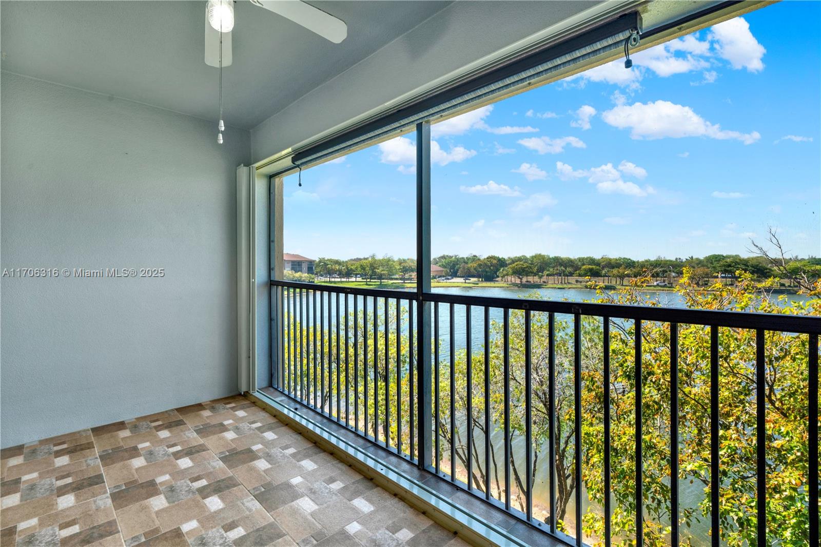 13700 Sw 14th St 410D, Pembroke Pines, Miami-Dade County, Florida - 2 Bedrooms  
2 Bathrooms - 